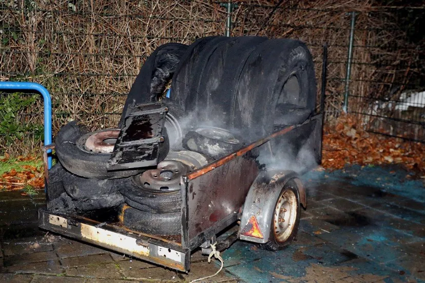 aanhanger in brand steenweg waardenburg 1