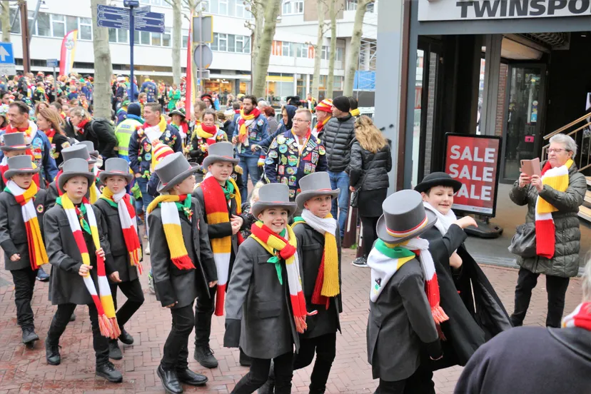 aankomst jeugdprins en oliebollenfantengeloop 406