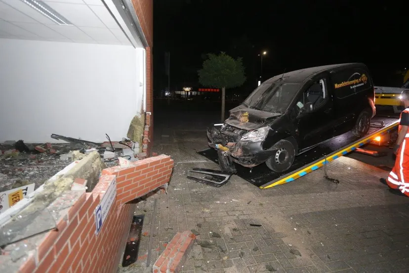 auto rijdt pand rietveldenweg den bosch binnen 1