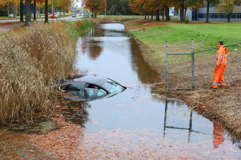 auto te water larenweg den bosch 1