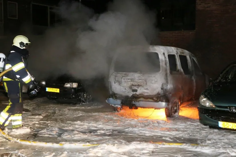 autos in brand voltastraat 0