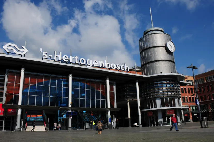 centtral station den bosch with offices panoramio