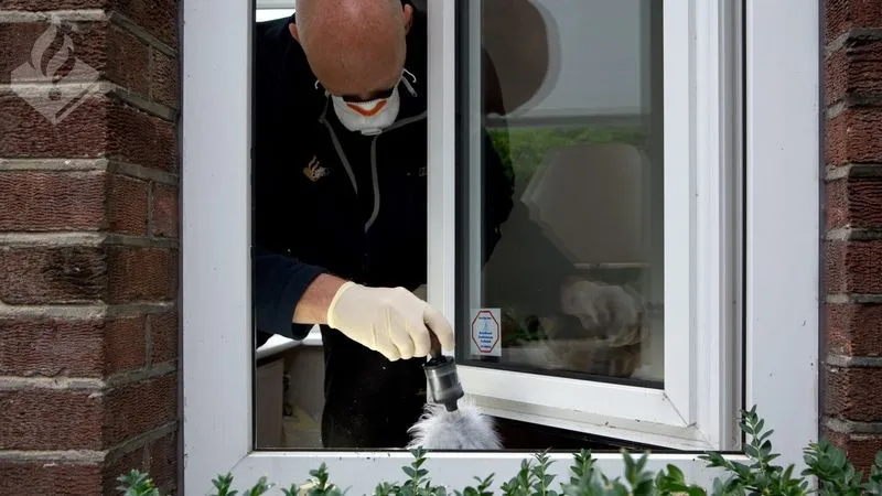 den haag stock forensische opsporing zoeken sporen raamkozijn pm