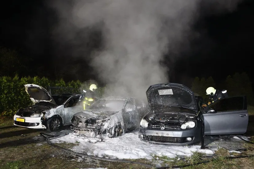 drie autos in vlammen op 1