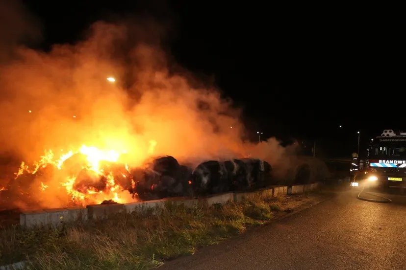 hooibalen in brand hoge poeldonk den bosch 1