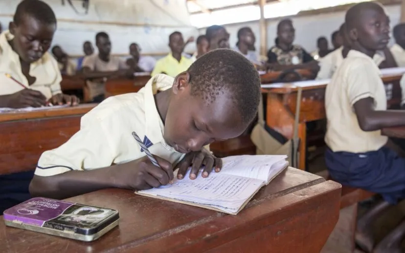 jongetje dat schrijft credits arie kieviet373427 915x518 1