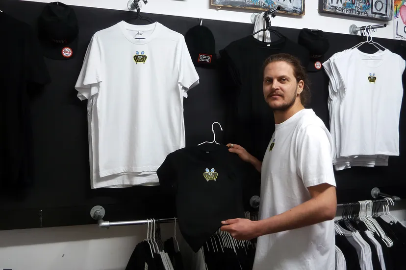 persfoto t shirts one and one makes two frank willems