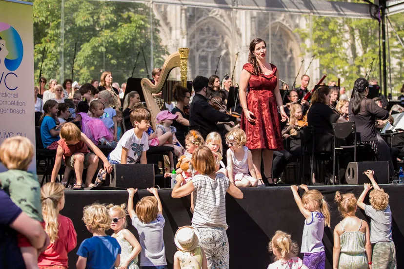 sopraan jeannette van schaik met sinfonia rotterdam olv conrad van alphen tijdens opera concert voor kids foto bymarjo