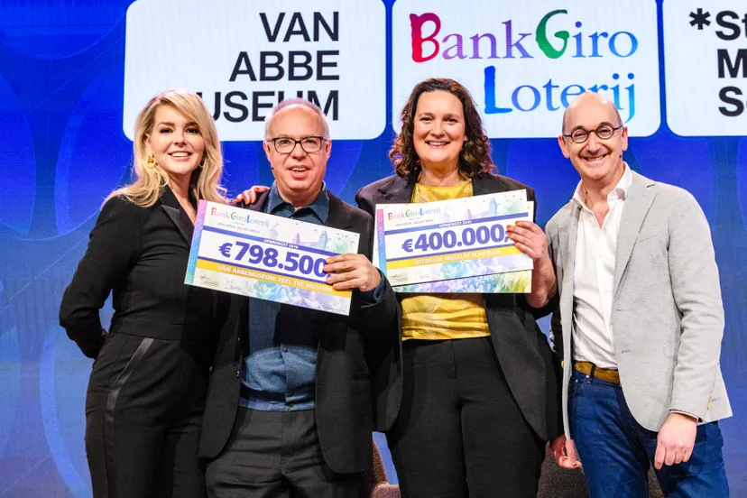 stedelijk museum schiedam en van abbemuseum ontvangen cheque van bankgiro loterij