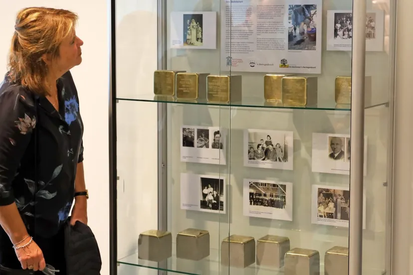 vitrine stolpersteine nm kamp vught tm augustus 2020