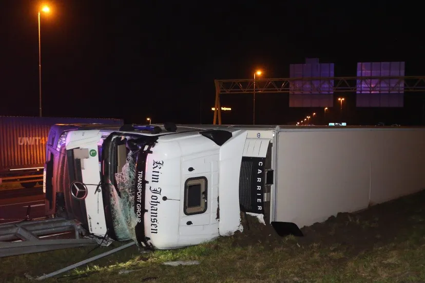 vrachtwagen gekanteld a59 rosmalen 3