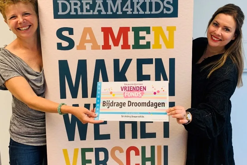 vrijwilligers sandra en annemarie van dream4kids nemen de cheque van het vriendenfonds van de vriendenloterij in ontvangst