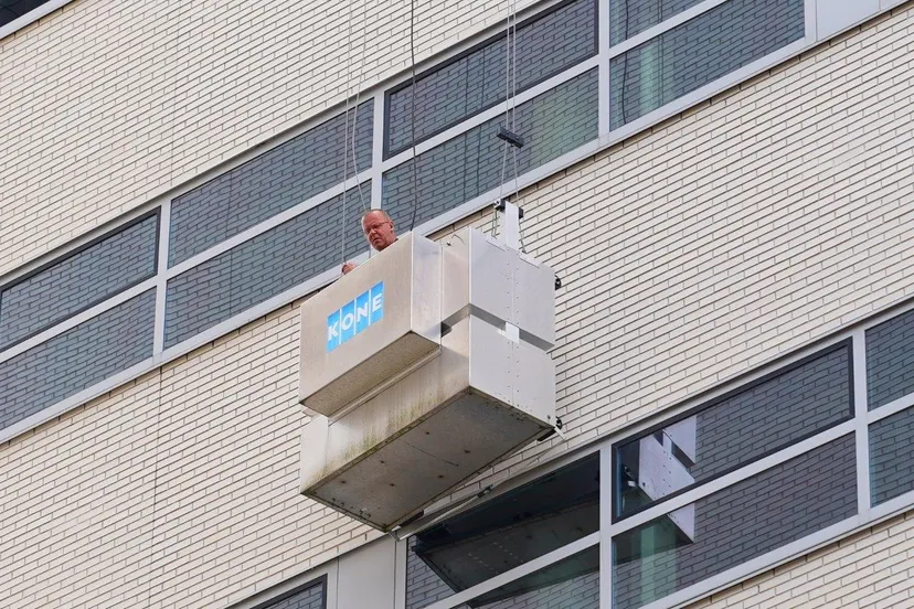 2024 08 20 meesters multi media fotos glazenwasser vast op grote hoogte magistratenlaan den bosch3