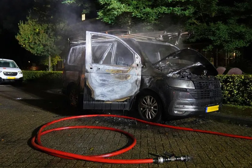 2024 10 03 meesters multi media video bus dakdekker in vlammen op elzenstraat den bosch1