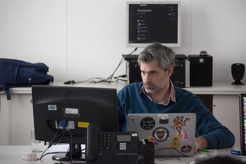 employee 4604126 1280