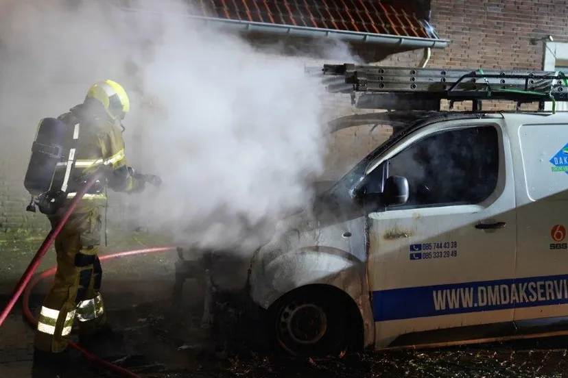 2024 12 26 meesters multi media fotos weer bedrijfsbus van dakdekker in brand mgr van schaijkstraat den bosch6