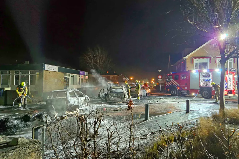 2025 01 01 fpmb 035738 veen witboomstr politieauto in brand gestoken me veegt kruising leeg