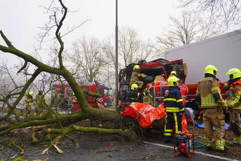 2025 02 05 meesters multi media fotos vrachtwagen tegen boom n65 biezenmortel chauffeur overleden5