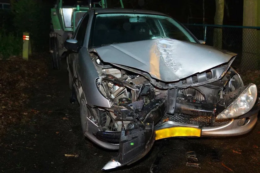 2025 02 26 meesters multi media fotos auto tegen boom groenstraat haaren3