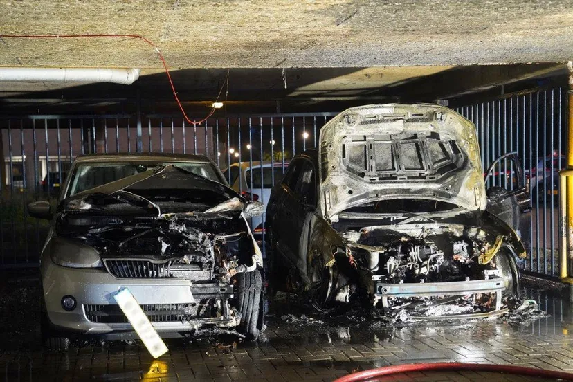 2025 05 22 meesters multi media fotos 2 autos onder appartementencomplex in brand mr broerensingel rosmalen4