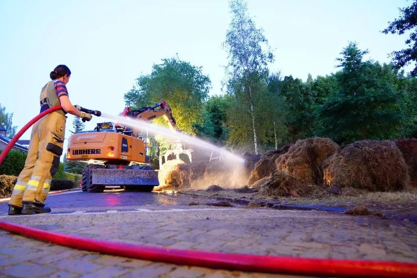 2025-07-11_Meesters_Multi_Media_Foto`s_Hooibalen_In_Brand_Coornhertstraat_Den_Bosch1