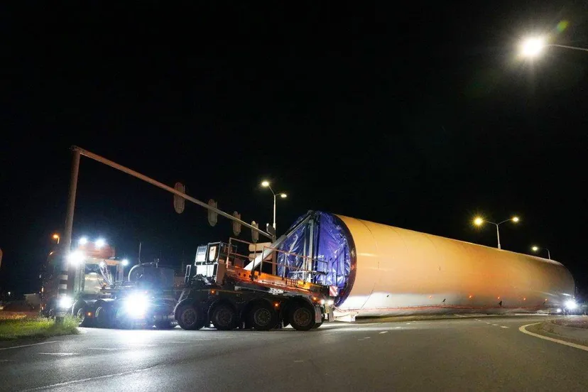 2025-07-30_Meesters_Multi_Media_Foto`s_Vervoeren_Onderdelen_Windmolens_Zorgt_voor_Veel_Vertraging_Op_A22