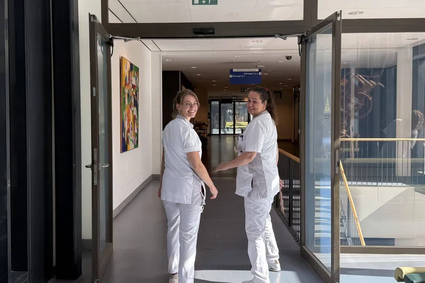 20250922_verpleegkundigen_omkijken_gang_sanne_van_doorne_sandra_van_munster