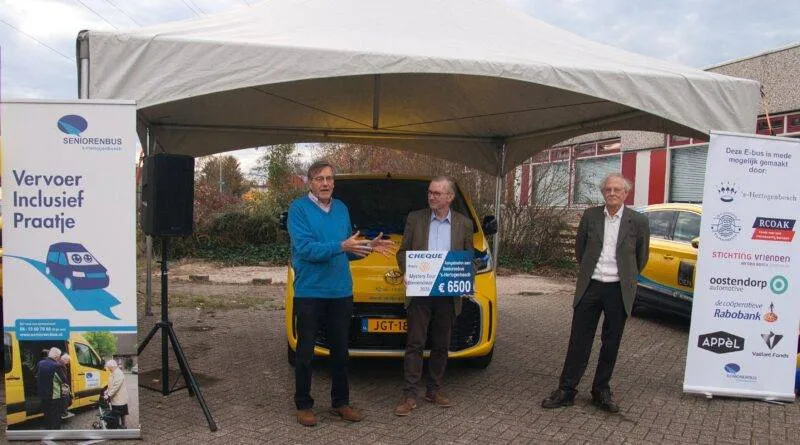overhandiging-cheque-seniorenbus-1-800x445