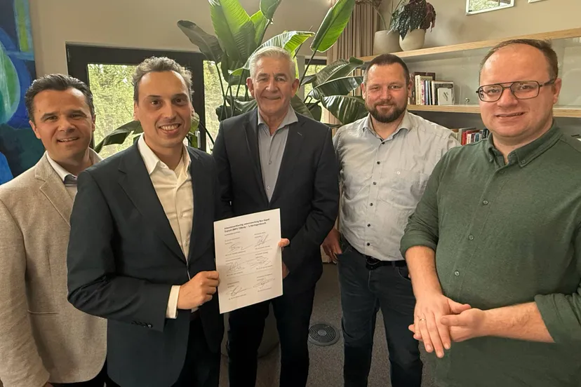 Ondertekening van de intentieverklaring BRT op 17 april door (v.l.n.r): Johan Meesters (Heusden), Stijn Smeulders (provincie Noord-Brabant), Ad de Jong (Waalwijk), Roy Geers ('s-Hertogenbosch) en Louis Laros (Loon op Zand).