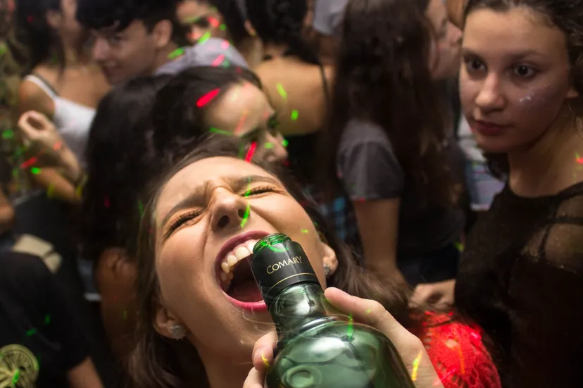 bottle celebration crowd 948199 e1528463624408