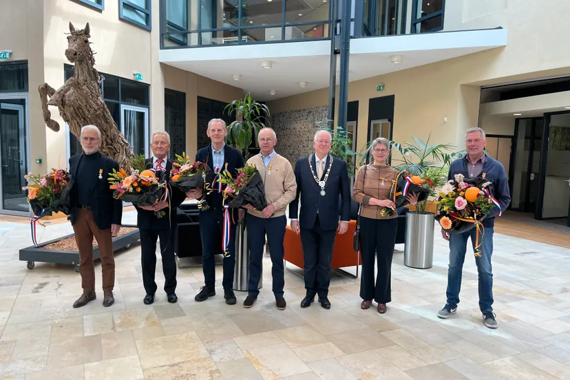 foto lintjesregen 2023 gedecoreerden groep 2