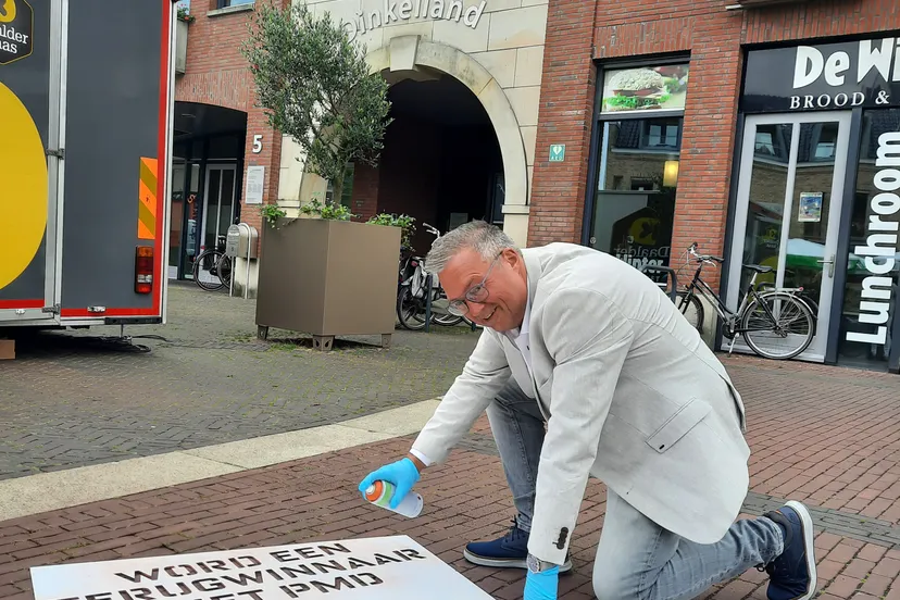 foto wethouder ben blokhuis brengt de eerste sjabloon op straat aan