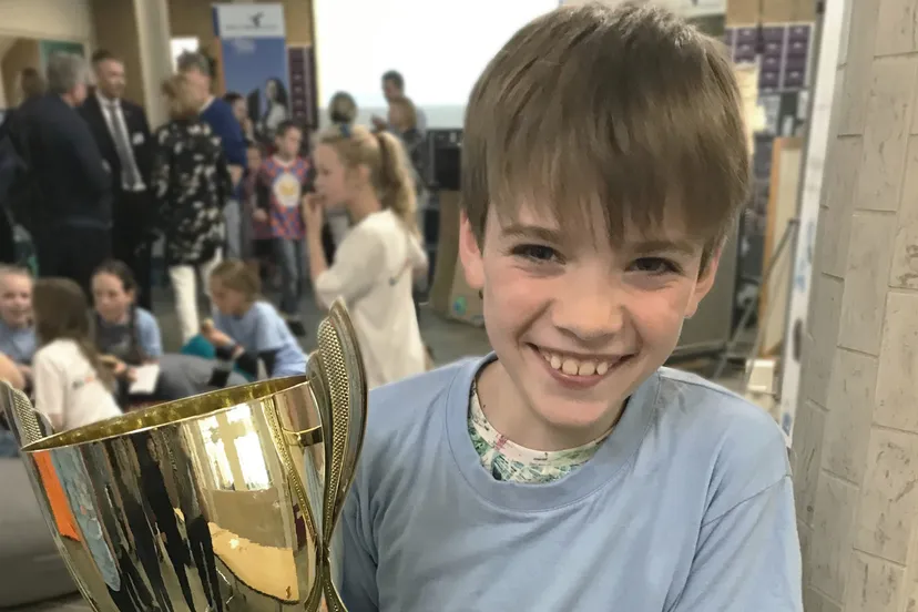 leerling met beker bewerkt e1593680997880