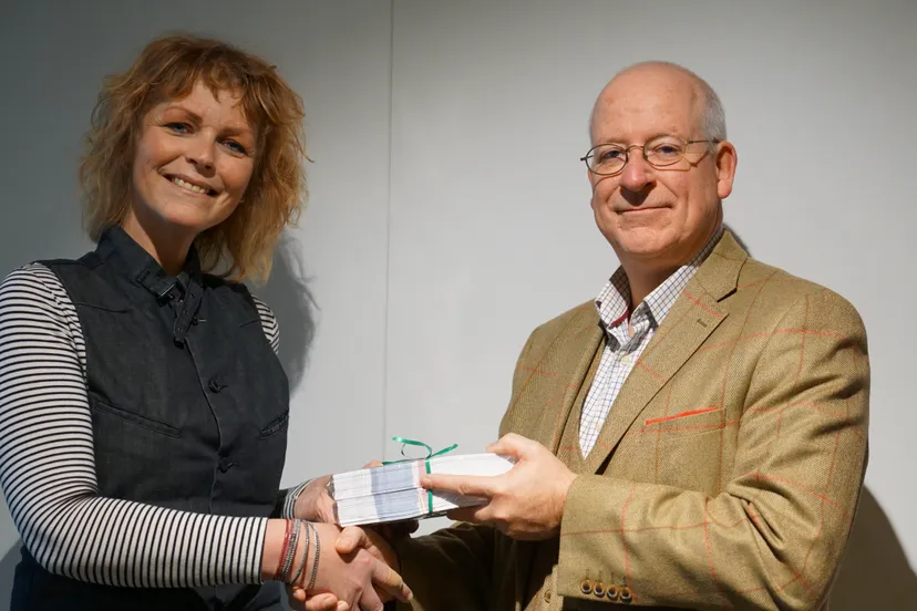 overhandiging flyers jessica mensink burgemeester john joosten