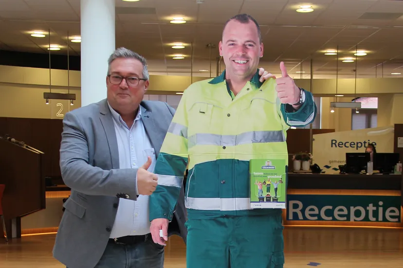 wethouder ben blokhuis naast reclamedisplay terugwinnaars