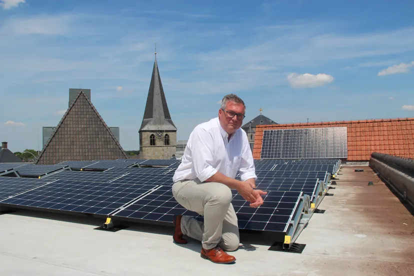 wethouder blokhuis naast zonnepanelen