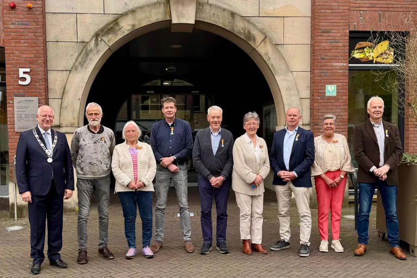 groepsfoto gedecoreerden gemeente dinkelland