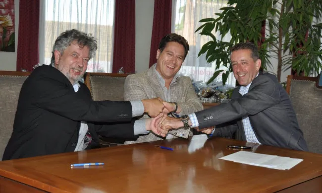 p8vjdqgmzu5rv3zetc7doqbvx casade