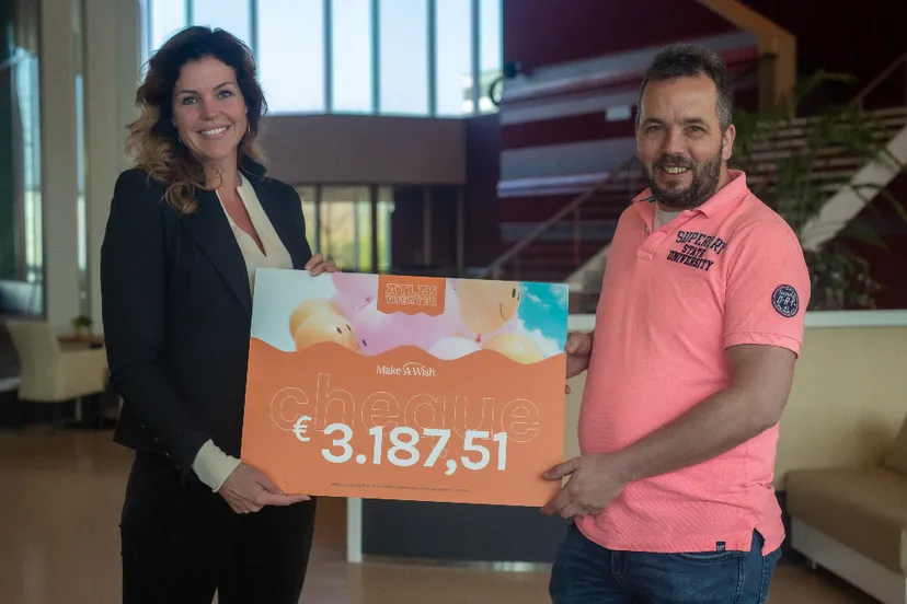 2022-overhandiging-machteld-van-der-werf-cheque-make-a-wish-michiel-snippe