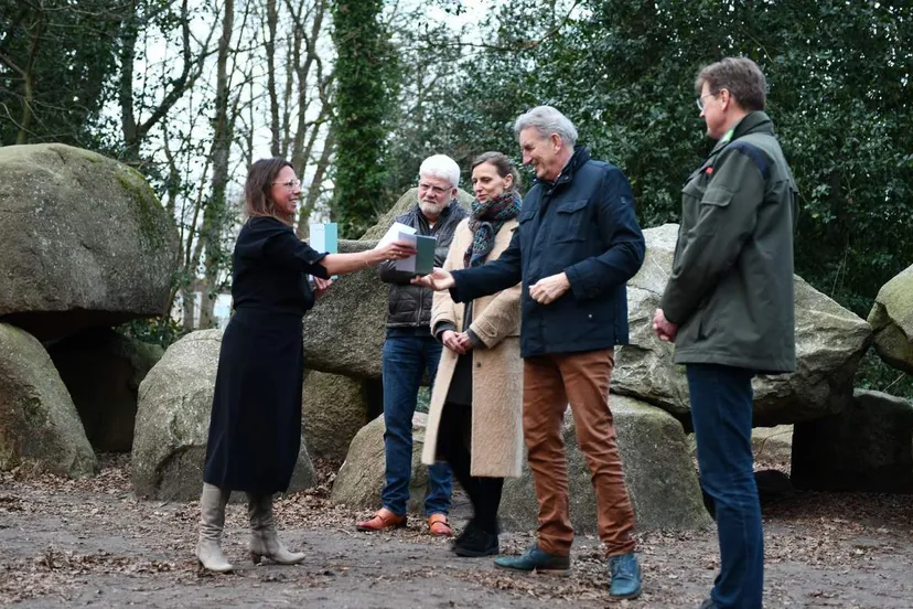 20240125-uitreiking-paspoort-hunebedden