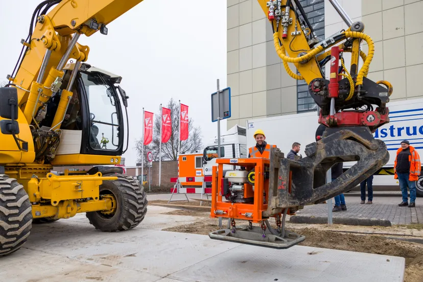 210311-foto-wethouder-vd-weide-legt-laatste-stelplaat-voor-tijdelijke-rijbaan-angelslo
