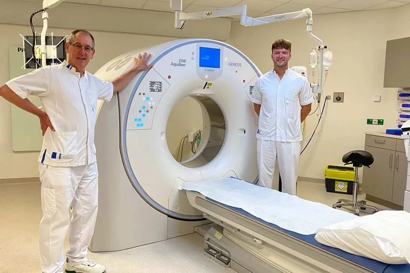241108-ct-scan-foto-treant-mbbers-stefan-kwant-r-en-gert-tempelman-bij-de-nieuwe-ct-scanner