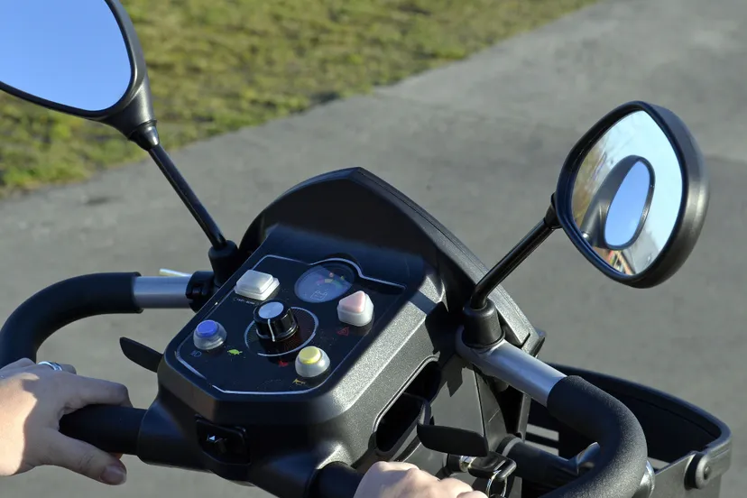 3-met-de-scootmobiel-door-emmen