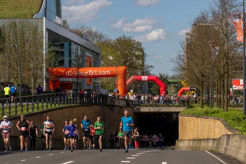 4-mijl-emmen-2024-hondsrugtunnel-naar-finish-raadhuisplein
