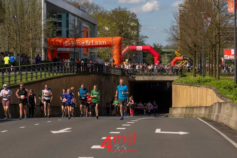 4-mijl-emmen-2024-hondsrugtunnel-naar-finish-raadhuisplein