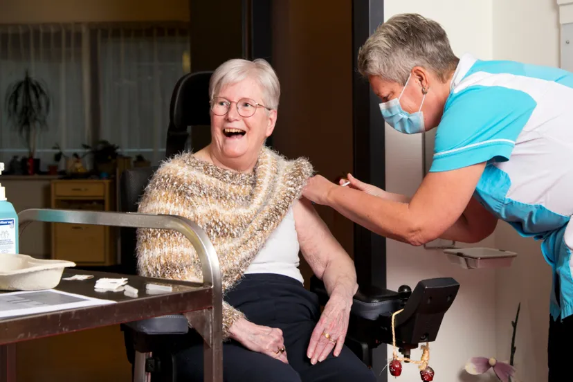 bewoonster-alie-diepenbroek-krijgt-eerste-prik