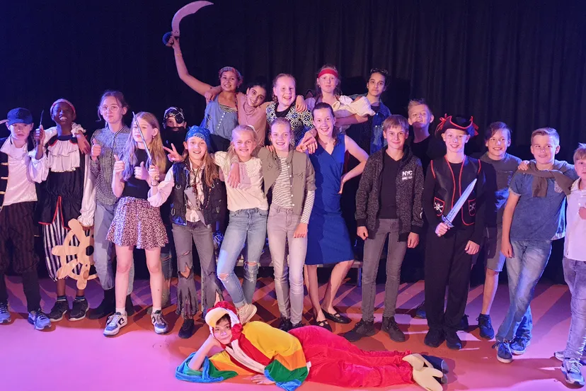 de-piraten-van-hiernaast-in-het-nieuwe-theaterlokaal-van-ikc-harm-smeenge