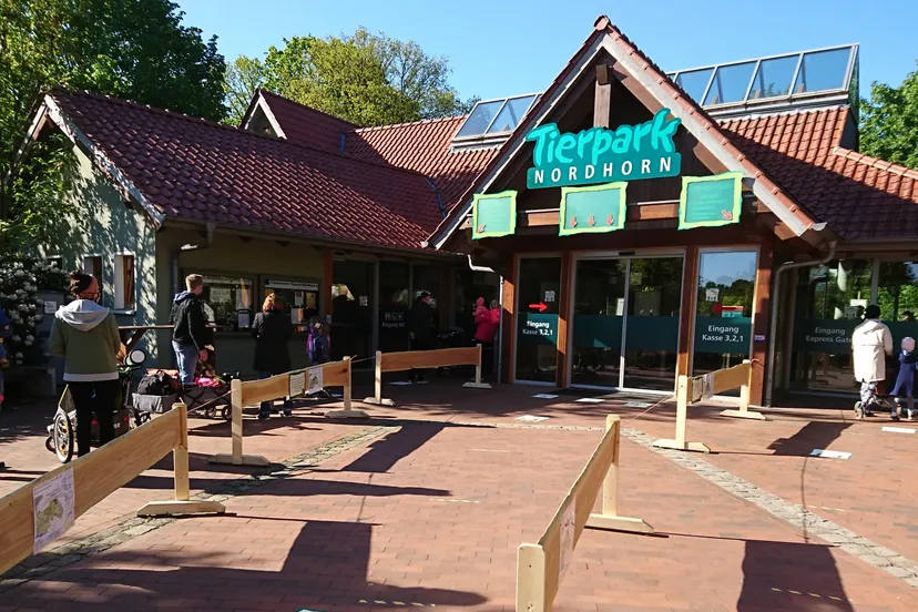 die-besucherlenkung-am-eingang-steht-tierparkarchiv