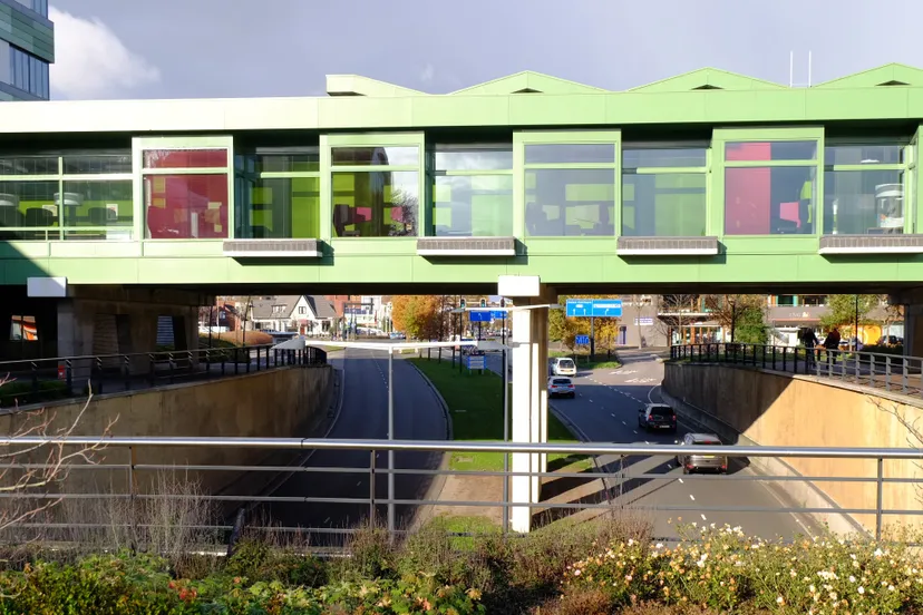 emmen-gemeente-gemeentehuis-bruggebouw-viaduct
