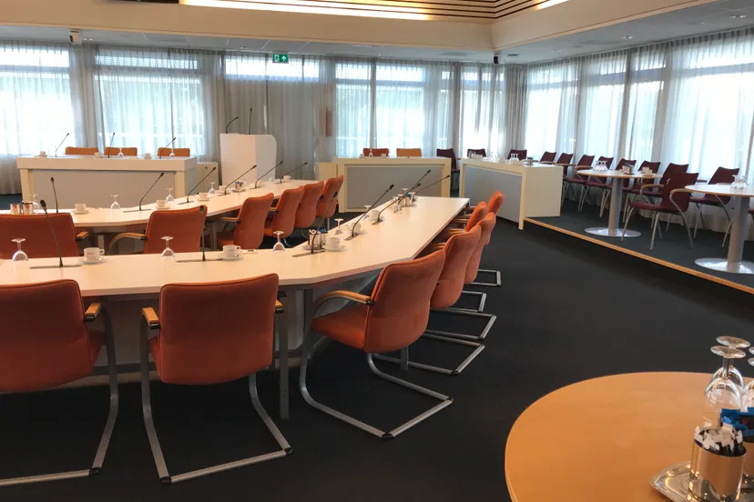 emmen-gemeente-raadzaal-leeg-2mb